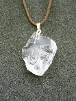 Bergkristall Edelstein-Anhänger, roh belassen, Silberöse, Einzelstück