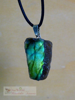 Kleiner Labradorit Schmuckanhänger - handgeschliffen, mit Silberöse - ein Einzelstück