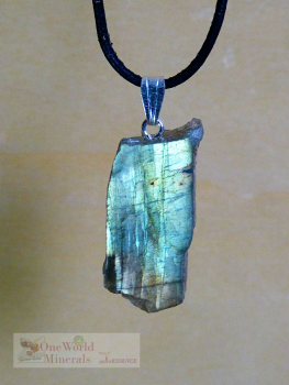 Kleiner Labradorit Schmuckanhänger - handgeschliffen, mit Silberöse - ein Einzelstück