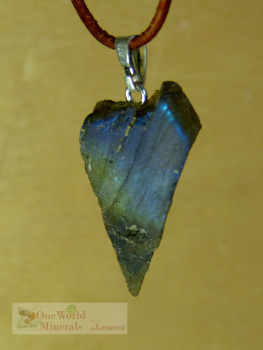 Preview: Kleiner Labradorit Schmuckanhänger - handgeschliffen, mit Silberöse - ein Einzelstück