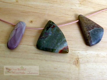 3 Polychromer Jaspis Schmuckanhänger, gebohrt