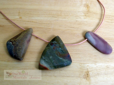 Preview: 3 Polychromer Jaspis Schmuckanhänger, gebohrt