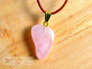 Rosenquarz, Schmuckanhänger mit Goldöse, Einzelstück