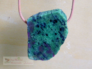 Rubin Zoisit - Anhänger, handgeschliffen - ein Einzelstück