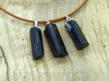 Turmalinkristalle schwarz , mit Silberöse, 3 Stück