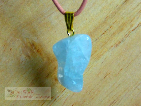 Aquamarin, Schmuckanhänger mit Goldöse, Einzelstück