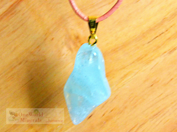 Aquamarin, Schmuckanhänger mit Goldöse, Einzelstück