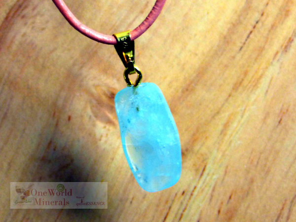 Aquamarin, Schmuckanhänger mit Goldöse, Einzelstück