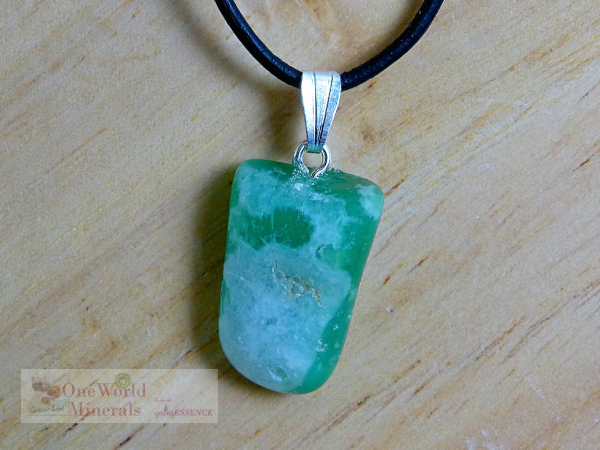 Chrysopras Schmuckanhänger mit Silberöse, Einzelstück