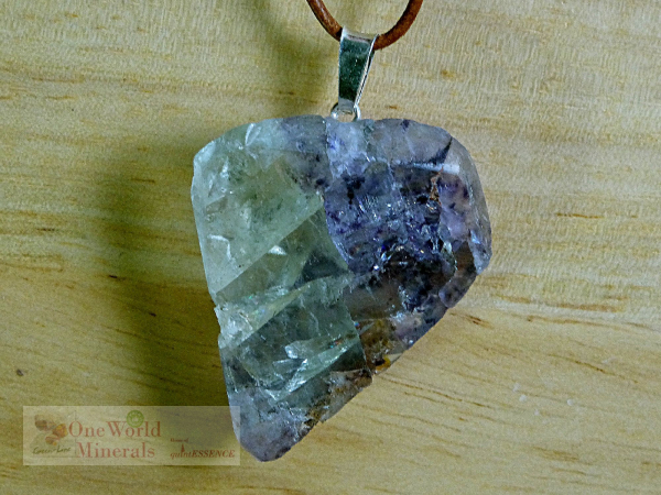 Fluorit Schmuckanhänger mit Silberöse,  handpoliert, ein Einzelstück