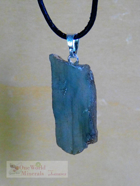 Kleiner Labradorit Schmuckanhänger - handgeschliffen, mit Silberöse - ein Einzelstück