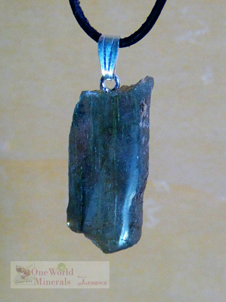 Kleiner Labradorit Schmuckanhänger - handgeschliffen, mit Silberöse - ein Einzelstück