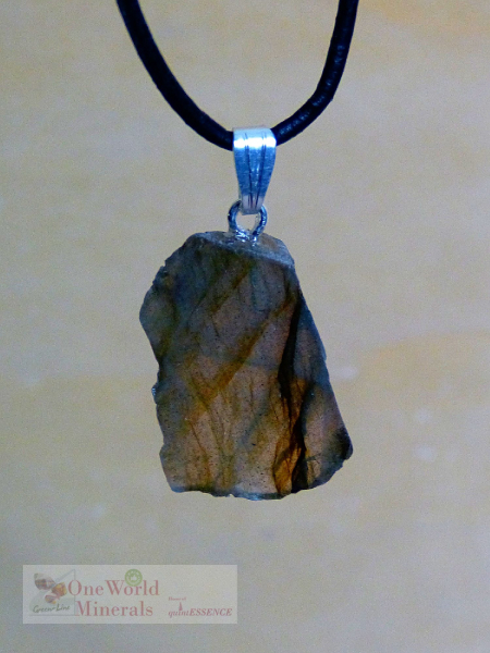 Dünner Labradorit Schmuckanhänger - handgeschliffen, mit Silberöse - ein Einzelstück