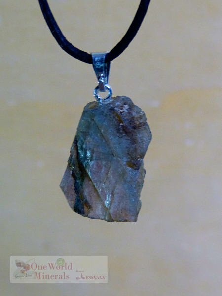 Dünner Labradorit Schmuckanhänger - handgeschliffen, mit Silberöse - ein Einzelstück