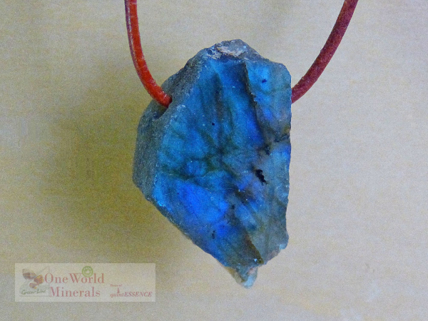 Kleiner Labradorit Schmuckanhänger - handgeschliffen, gebohrt - ein Einzelstück