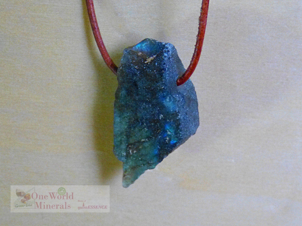 Kleiner Labradorit Schmuckanhänger - handgeschliffen, gebohrt - ein Einzelstück