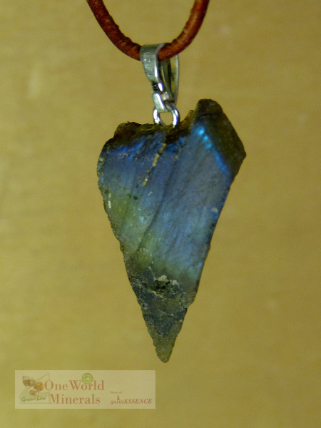 Kleiner Labradorit Schmuckanhänger - handgeschliffen, mit Silberöse - ein Einzelstück