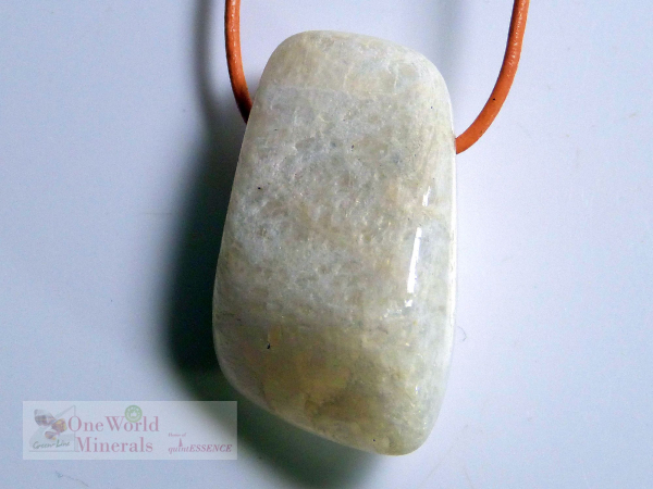 Mondstein aus Tansania, Schmuckanhänger mit seitlichem Blauschimmer  - Einzelstück