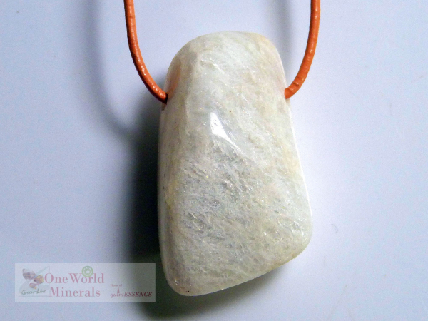 Mondstein aus Tansania, Schmuckanhänger mit seitlichem Blauschimmer  - Einzelstück