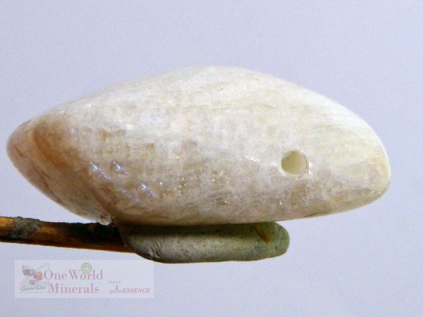 Mondstein aus Tansania, Schmuckanhänger mit seitlichem Blauschimmer  - Einzelstück