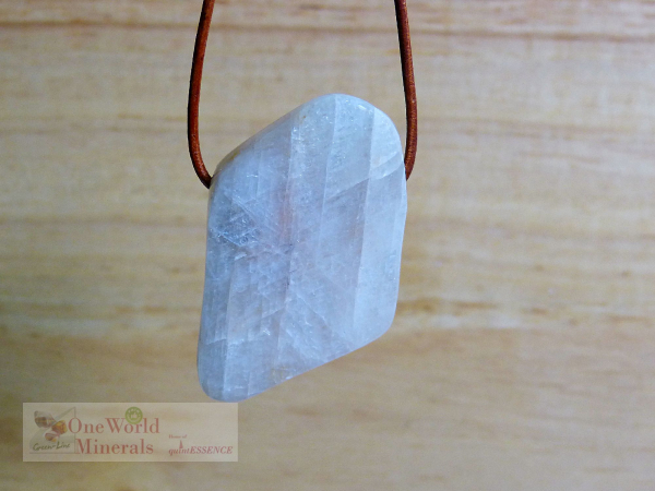 Mondstein aus Tansania, Schmuckanhänger mit Blauschimmer- Einzelstück