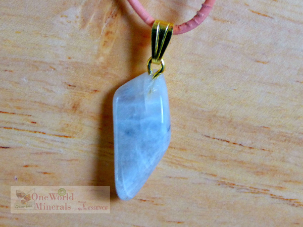 Mondstein, Schmuckanhänger mit Blauschimmer und Goldöse, Einzelstück