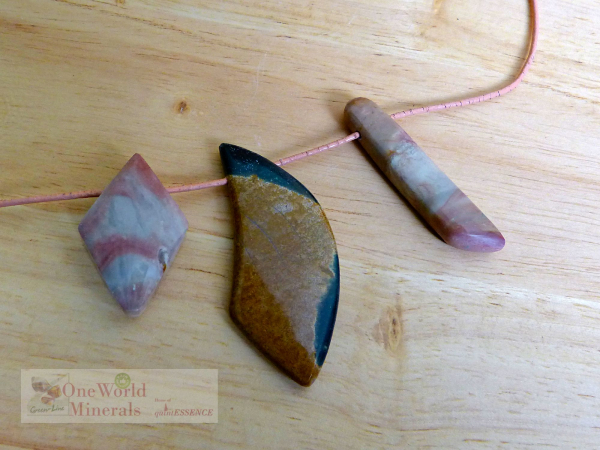 3 Polychromer Jaspis Schmuckanhänger, gebohrt