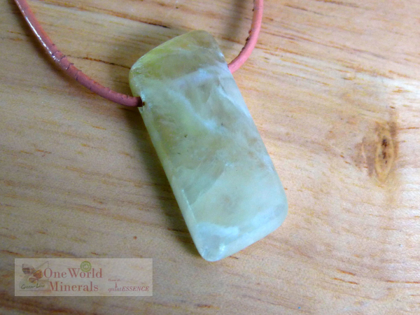 Prehnit, Australien, gebohrt, Schmuckanhänger -  Unikat