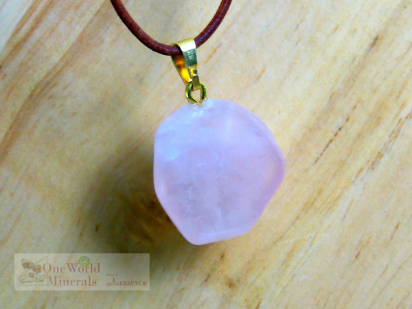 Rosenquarz, Schmuckanhänger mit Goldöse, Einzelstück