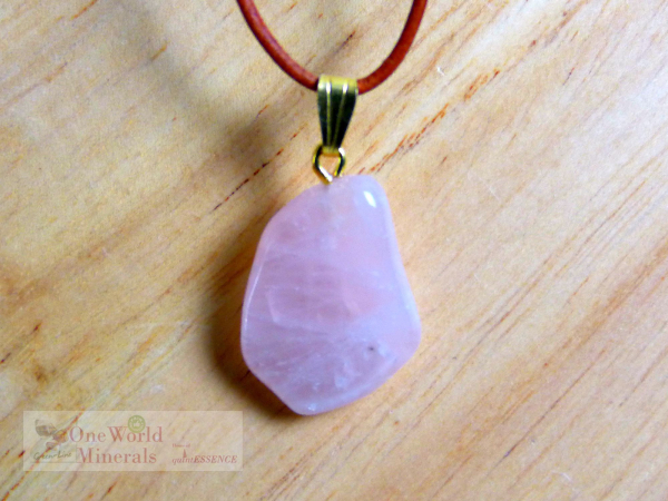 Rosenquarz, Schmuckanhänger mit Goldöse, Einzelstück