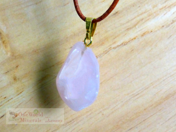 Rosenquarz, Schmuckanhänger mit Goldöse, Einzelstück