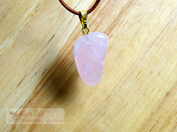 Rosenquarz, Schmuckanhänger mit Goldöse, Einzelstück