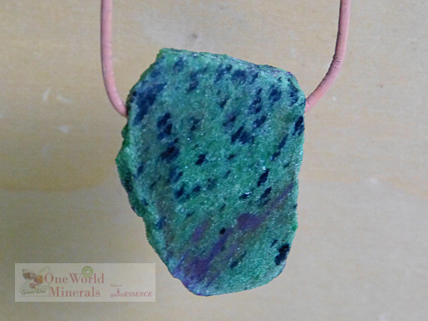 Rubin Zoisit - Anhänger, handgeschliffen - ein Einzelstück