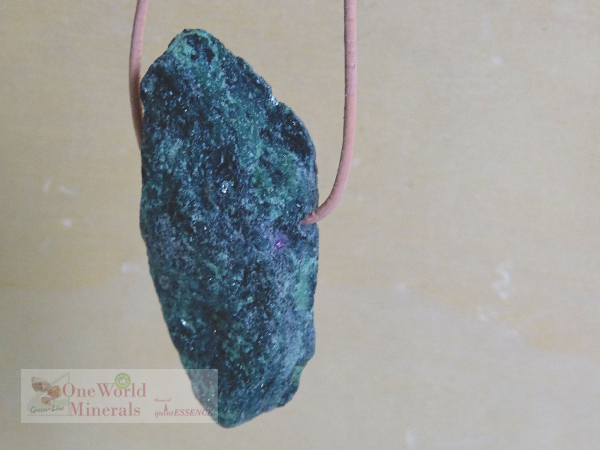 Rubin Zoisit - Anhänger, handgeschliffen - ein Einzelstück