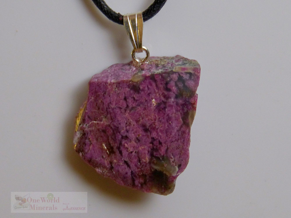 Roter Turmalin , handgeschliffen,  Silberöse,  Unikat