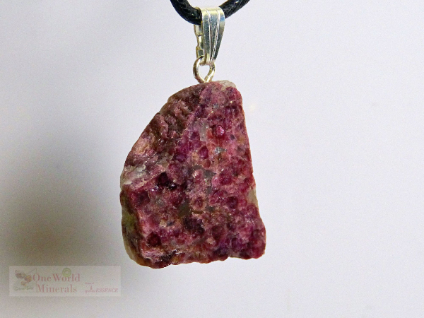 Roter Turmalin mit Quarz , handgeschliffen, Silberöse,  Unikat