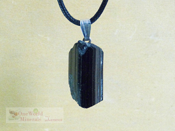 Turmalinkristall mit Silberöse, Einzelstück, aus Pakistan